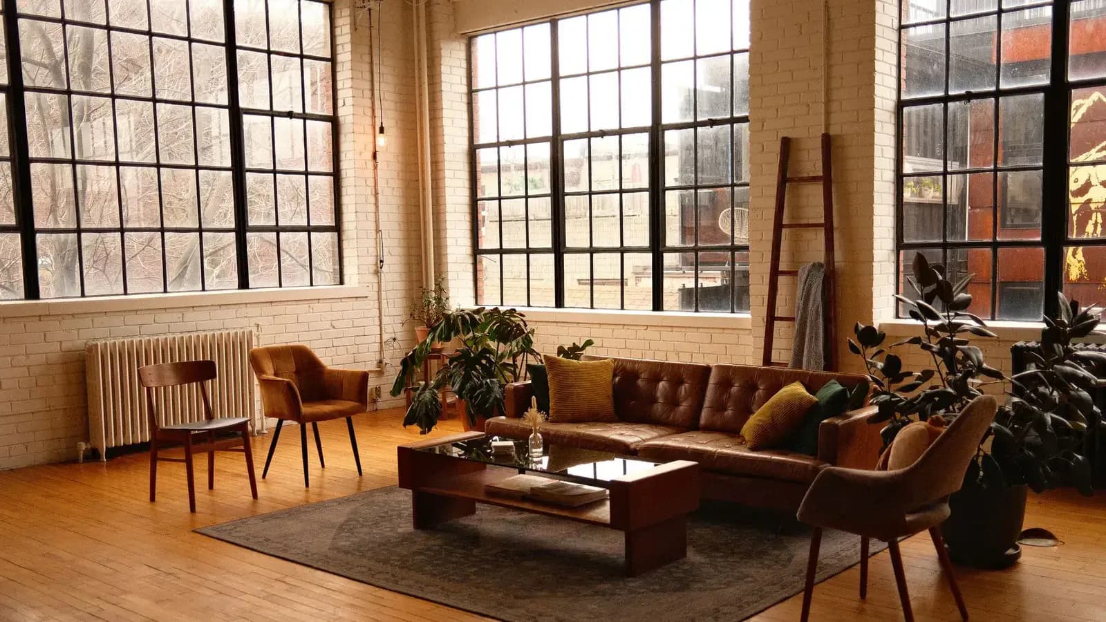 Wood-floored apartment interior used to plan a carrying route
